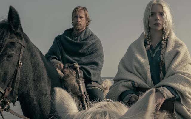 Alexander Skarsgard (i) como Amleth y Anya Taylor-Joy como Olga, durante una escena de la película