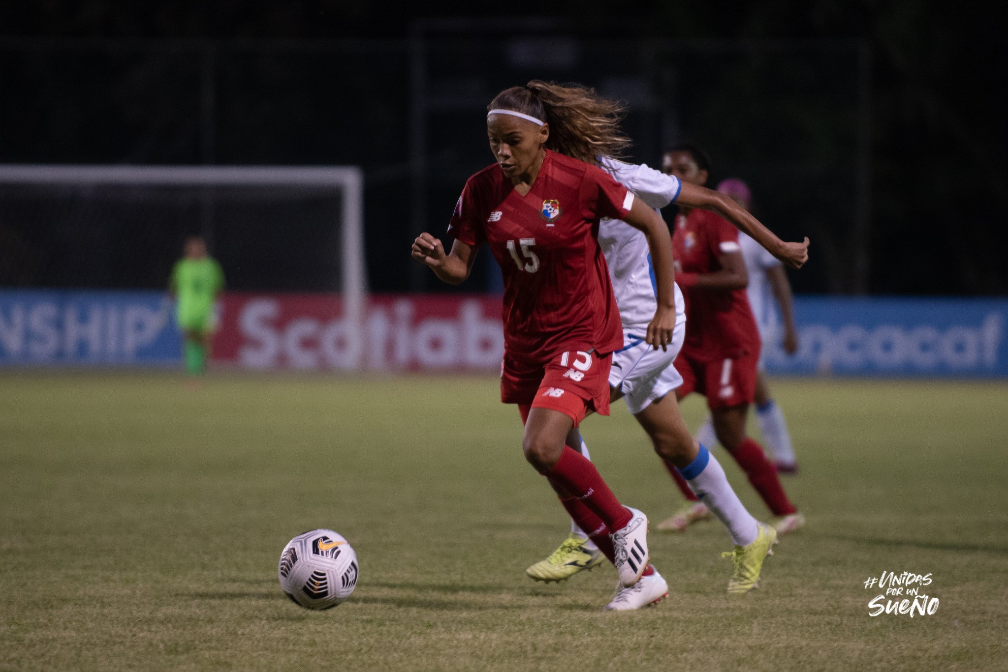 Sara Nieto (15) condice el balón ante la marca de un jugadora nicaragüense. Foto: Fepafut