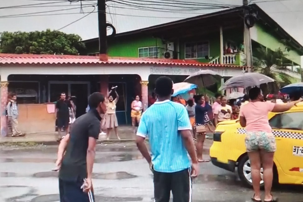 Moradores se molestaron y fueron a la estación de la Policía Nacional. Foto: Cortesía. 