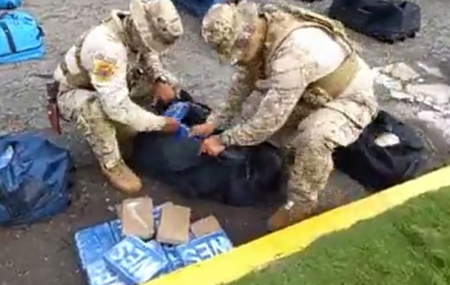 Jairo Hernández, Jefe de la Tercera Zona Aeronaval, informó que la carga contenerizada provenía de Puerto Cortés, en la República de Honduras, y estaba de tránsito por Panamá. Foto. Senan