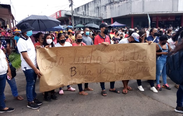 En la Escuela Once de Octubre, exigen la construcción de más aulas de clases para resolver el grave problema de hacinamiento; además de reclamar mobiliario y poder recibir sus clases de forma presencial. Foto. Eric Montenegro