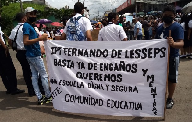 Los alumnos y docentes del Instituto Profesional Técnico Fernando De Lesseps (IPTFL), aseguran que la prioridad es resolver el problema eléctrico que mantiene gran parte de la escuela a oscuras y a los estudiantes recibiendo clases en los pasillos. Foto. Eric Montenegro