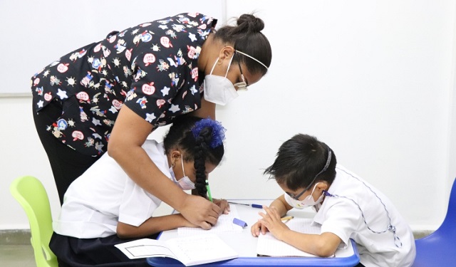 Los alumnos reciben el apoyo de los docente y un equipo técnico. Foto: Cortesía / IPHE