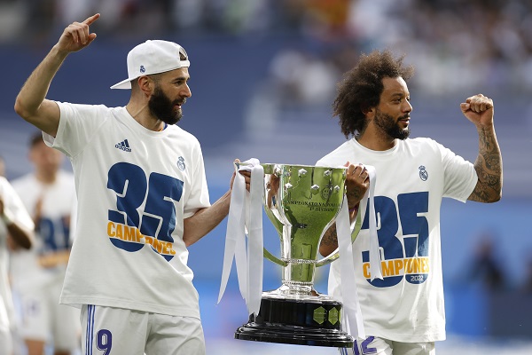 Los jugadores del Real Madrid Karim Benzemá (i) y Marcelo Vieira celebran el título de LaLiga con la copa. Foto:EFE
