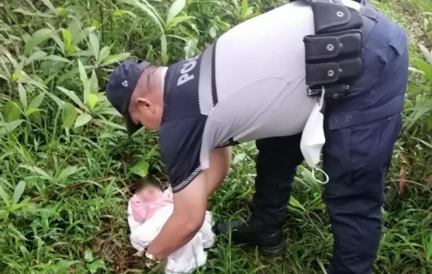 Las unidades de la Policía Nacional, llegaron al lugar y encontraron con vida a la pequeña. Foto. Cortesía Proteger y Servir