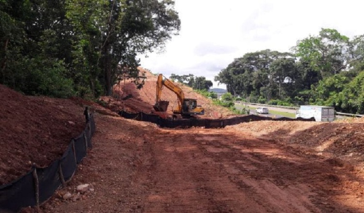 Luego que la ampliación de la avenida se suspendiera, en 2019, se realizaron trabajos de mitigación en la zona que fue devastada por el contratista original del proyecto.  Foto: Archivo