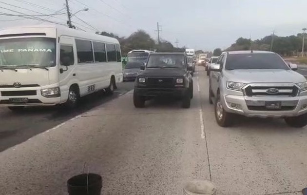 La vía fue despejada luego que las unidades de Operaciones de la Dirección Nacional de Tránsito se presentaran y procedieran a multar a los conductores. La vía fue despejada luego que las unidades de Operaciones de la Dirección Nacional de Tránsito se presentaran y procedieran a multar a los conductores.