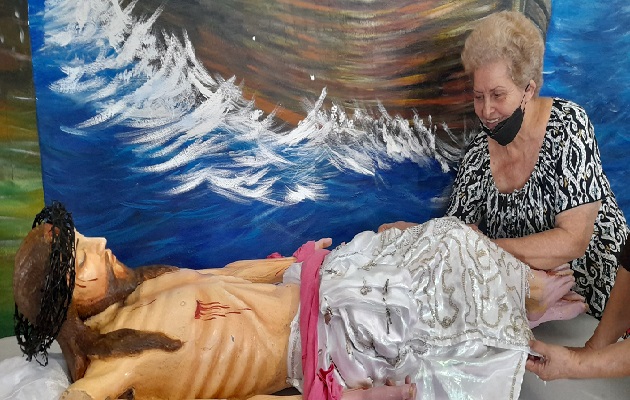 Durante los días de la Semana Santa, Diana Brugiati destina parte de su tiempo en la restauración de las imágenes que son usadas durante las diferentes celebraciones que se realizan en la parroquia. Foto. José Vásquez Durante los días de la Semana Santa, Diana Brugiati destina parte de su tiempo en la restauración de las imágenes que son usadas durante las diferentes celebraciones que se realizan en la parroquia. Foto. José Vásquez