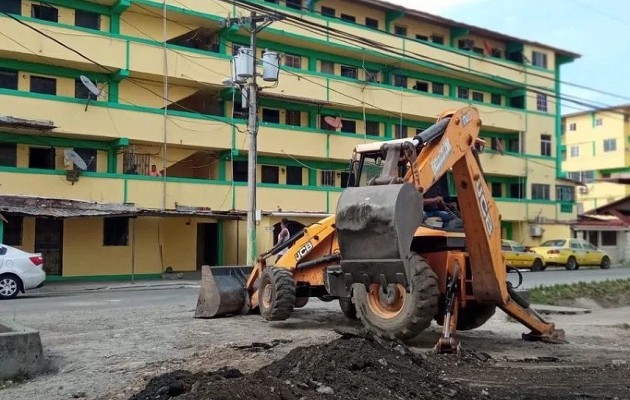 Se utiliza la mano de obra de los propios edificios que están siendo intervenidos. Foto: Diomedes Sánchez Se utiliza la mano de obra de los propios edificios que están siendo intervenidos. Foto: Diomedes Sánchez