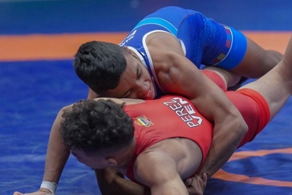 El luchador Samir Marciaga (azul) ganó plata para Panamá. Foto:COP El luchador Samir Marciaga (azul) ganó plata para Panamá. Foto:COP