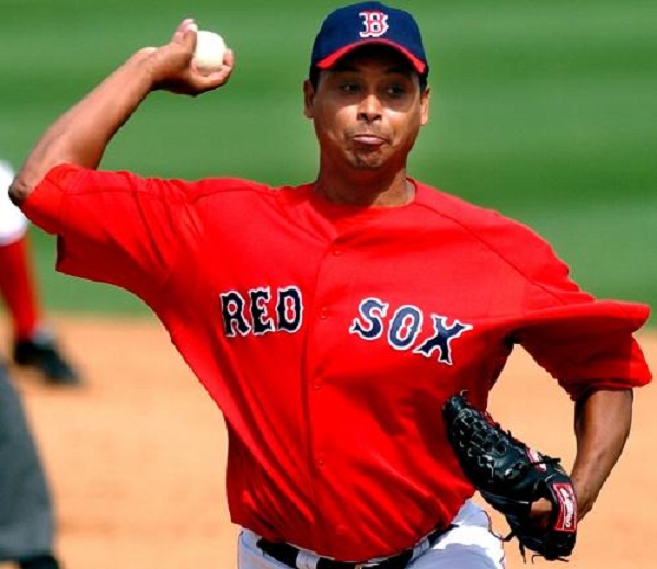 Ramiro Mendoza vistió en el 2003 y 2004 el uniforme de los Medias Rojas de Boston.