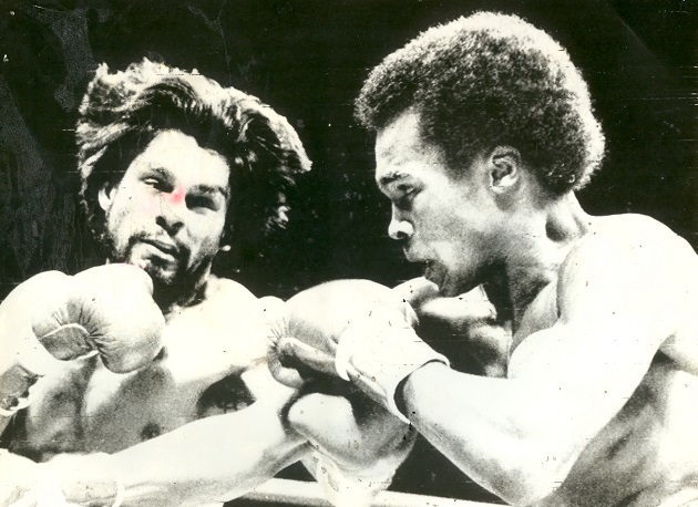 Roberto Durán abandonó al final del octavo asalto la revancha contra Sugar Ray Leonard, el 25 de noviembre de 1980. Roberto Durán abandonó al final del octavo asalto la revancha contra Sugar Ray Leonard, el 25 de noviembre de 1980.