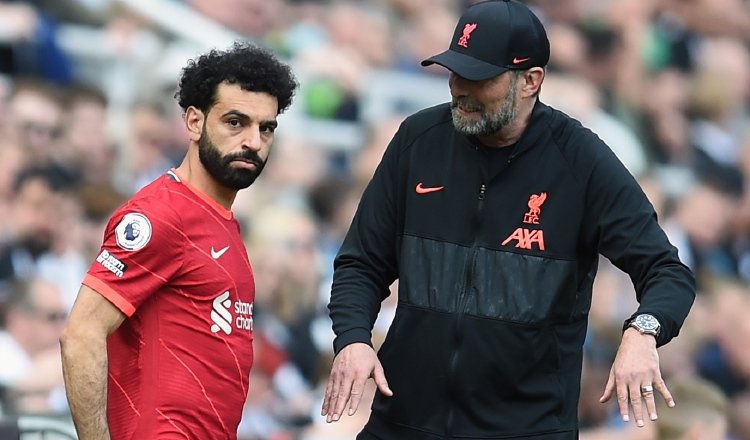 Mohamed Salah (izq.) de Liverpool y Juergen Klopp. Foto:EFE