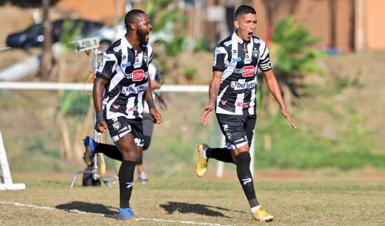 Gustavo Chará )izq) y Edwin Aguilar, jugadores del Tauro. Foto:@TauroFC