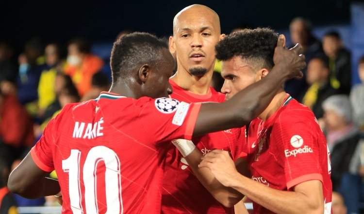 El delantero colombiano Luis Díaz del Liverpool (der.) celebra con sus compañeros tras marcar su gol ante el Villarreal Foto:EFE