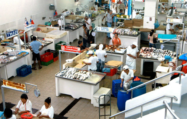 El actual mercado de mariscos fue remozado por la anterior administración alcaldicia, sin embargo, los pescadores criticaron los resultados. Foto: Archivo