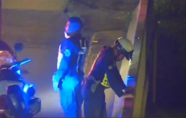 Los policías no dudaron en ayudar a la joven. Foto: Fotograma/Cámara de videovigilancia