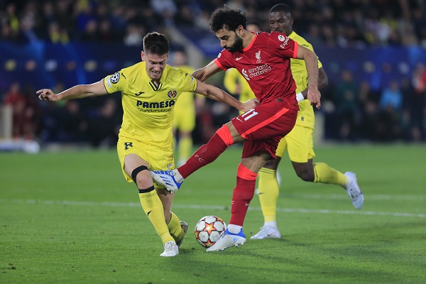 El delantero egipcio del Liverpool, Mohamed Salah (der.), disputa el balón ante el defensa argentino del Villarreal, Juan Foyth. Foto:EFE