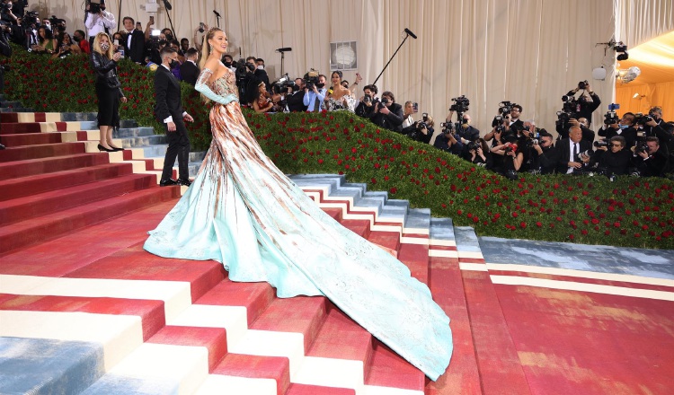 Así de majestuosa lució Blake Lively en la Met Gala, un atuendo que sorprendió.  Foto: EFE