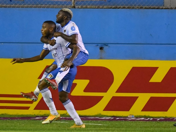 Alfredo Stephens (izq.) y Ricardo Phillips (hijo), festejan el gol de 9 de Octubre de Ecuador. Foto: EFE