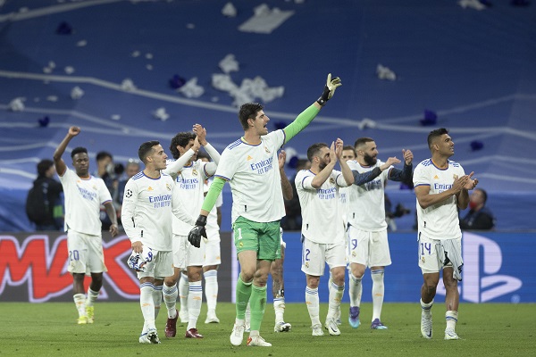 Los jugadores del Real Madrid celebran con la afición la victoria ante Manchester City. Foto: EFE
