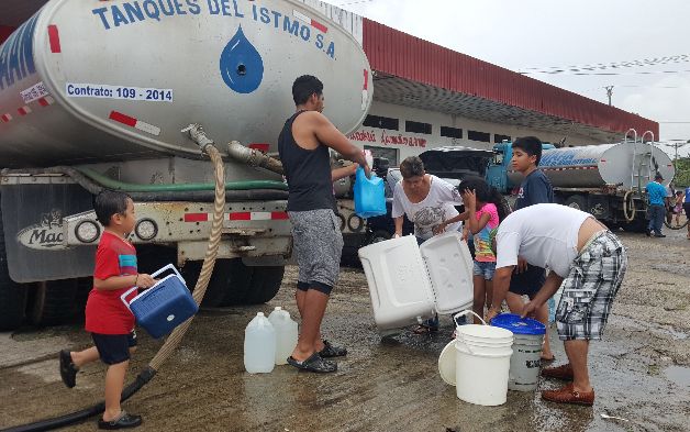El acceso al agua potable es uno de los servicios más urgentes. Archivo