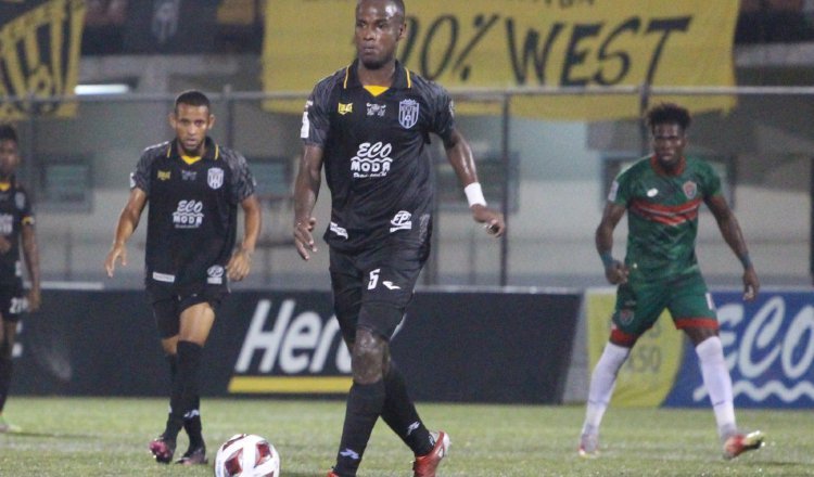 Abdiel Macea del CAI (5), conduce el balón durante el partido contra Atlético Chiriquí. Foto:@caipanama
