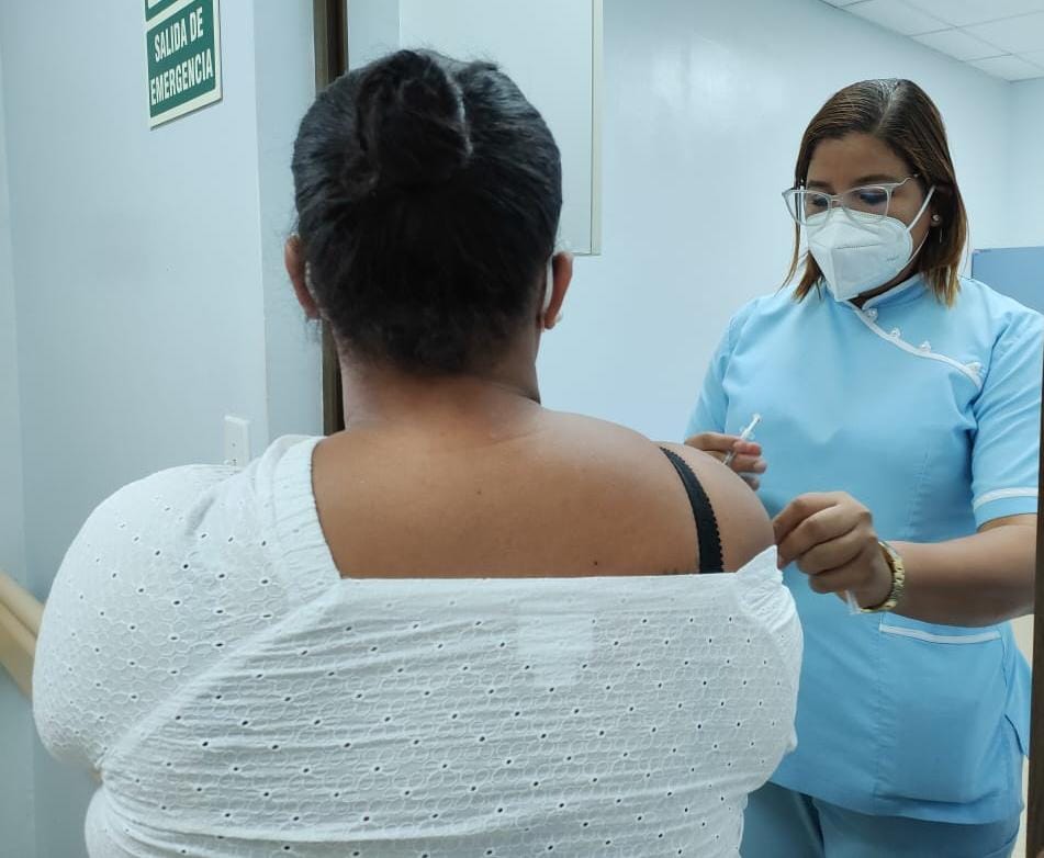 La vacuna ayuda a prevenir los casos graves de coronavirus. Foto: CSS