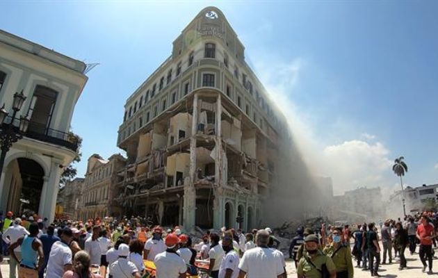 Habitantes y cuerpos de emergencia acuden a la zona tras una explosión en Hotel Saratoga, en la capital cubana. EFE