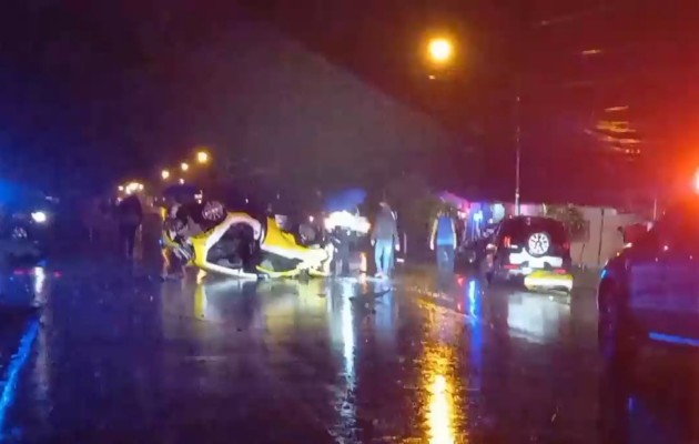 El hecho de tránsito se registró bajo una fuerte lluvia, donde se vieron involucrados un taxi y dos autos particulares. Foto. Mayra Madrid