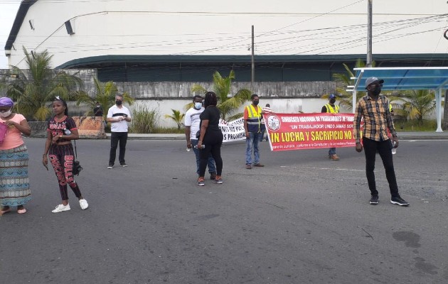 Los miembros de la Coalición de la Unidad por Colón (CUCO), en varias oportunidades han cerrado las calles exigiendo que el gobierno reactive los proyectos para la provincia. Foto. Diomedes Sánchez