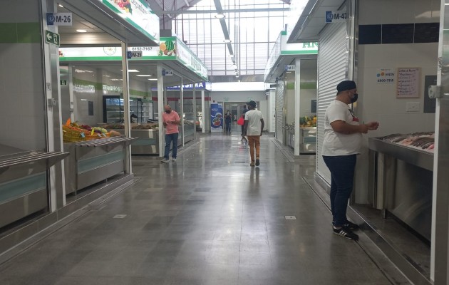 Esperaban un gran auge de visitantes el fin de semana; sin embargo, no fue tanta la afluencia de personas a realizar sus compras en el lugar. Foto. Thays Domínguez