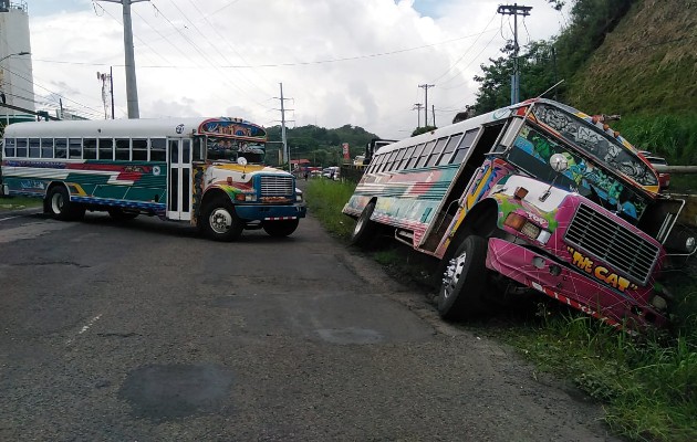Las autoridades retuvieron ocho autobuses y aplicaron varias sanciones. Foto. Diomedes Sánchez