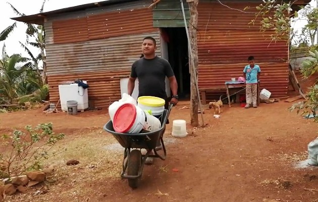 En sectores apartados de estos distritos se recoge agua en tanques. Foto: Eric A. Montenegro.