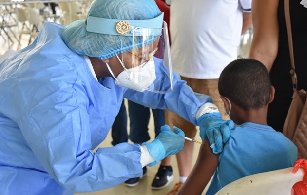 La vacunación, que no se ha asociado con la hepatitis, se aplica en Panamá a partir de los 5 años. Foto: CSS