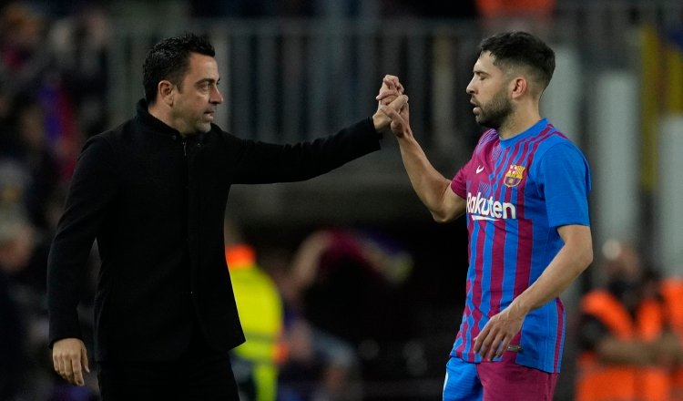 Xavi Hernández (izq.) habla con Jordi Alba. Foto:EFE