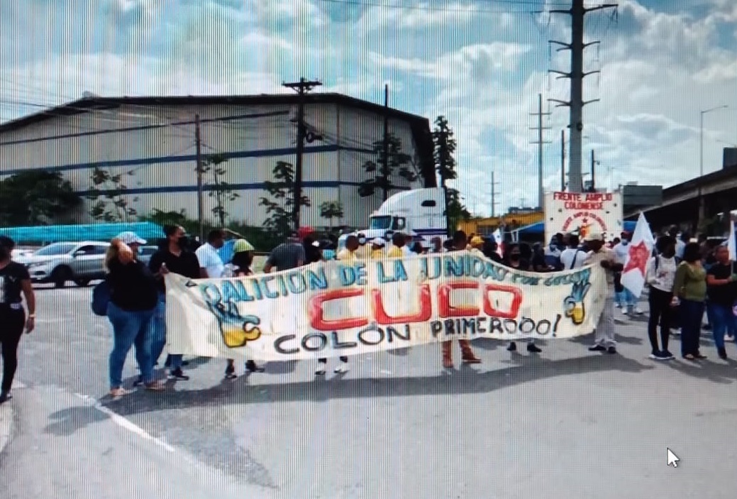 Los manifestantes se mantienen en el área de Los Cuatro Altos gritando consignas. Foto: Diomedes Sánchez 