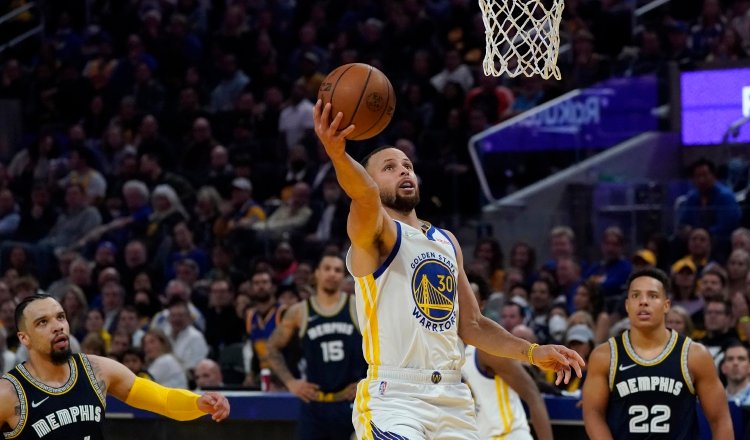 Stephen Curry anota una canasta para los Warriors. Foto:EFE