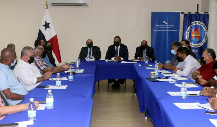 Más de tres horas estuvieron reunidas las partes. El encuentro lo presidió el viceministro de Comercio e Industrias, Omar Montilla. Foto: Víctor Arosemena