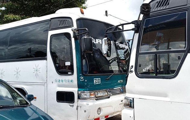 Durante una jornada de trabajo, un autobús de “nevera” genera $190.00, de los cuales $185.00 son consumidos en combustible al final del día, explicó el dirigente transportista Berisimo Gonzáles. Foto. Eric Montenegro