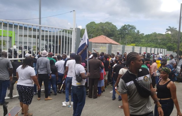 En la parte exterior, Decenas de personas se quedaron afuera de las instalaciones del Colegio Abel Bravo, Foto. Diomedes Sánchez