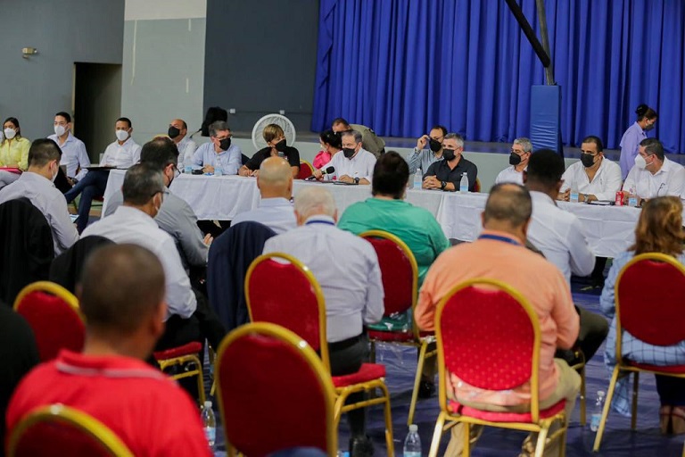 El presidente Cortizo se reunió con miembros de la CUCO en el Colegio Abel Bravo.Foto: Diomedes Sánchez 