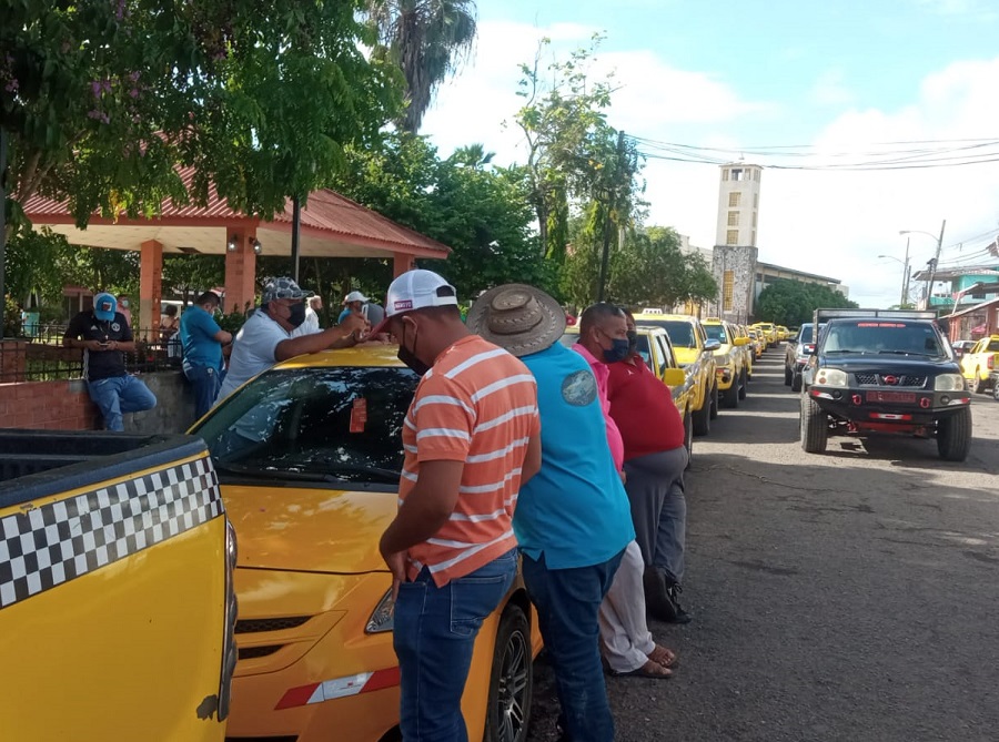 Taxistas y conductores de la ruta Ocú-Santiago, pidieron también la revisión de la tarifa. Foto: Thays Domínguez