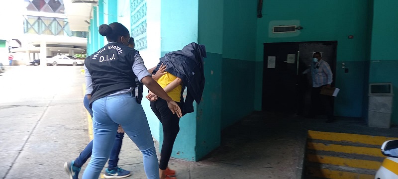 Momento en que llega Marichely Ruiz al Sistema Penal Acusatorio de Plaza Ágora. Foto: Alexander Santamaría