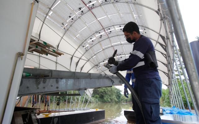 Wanda recoge la basura flotante del río Juan Díaz. Foto: EFE / Carlos Lemos