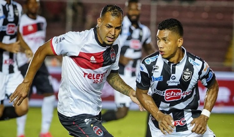 Sporting y Tauro, en su primer partido en semifinal. Foto: LPF