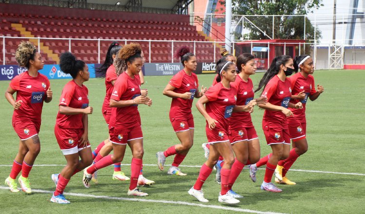 Equipo femenino de Panamá entrena en el 'Cascarita' Tapia. Foto: Fepafut