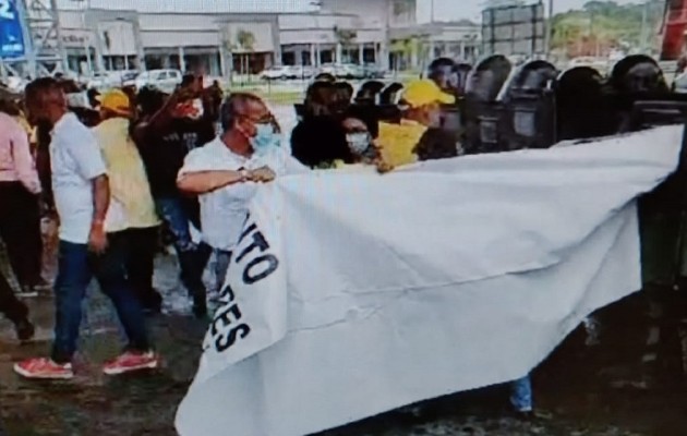 La Policía utilizó gas irritante para desalojar a los manifestantes. Foto: Diomedes Sánchez 