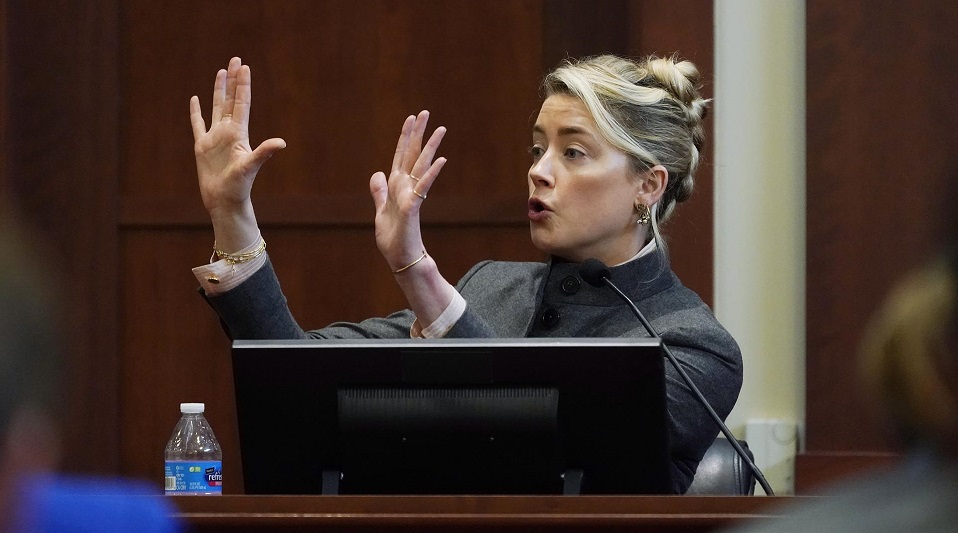 La actriz Amber Heard testifica en la sala del tribunal del circuito del condado de Fairfax. Foto: EFE/EPA/Steve Helber/Pool