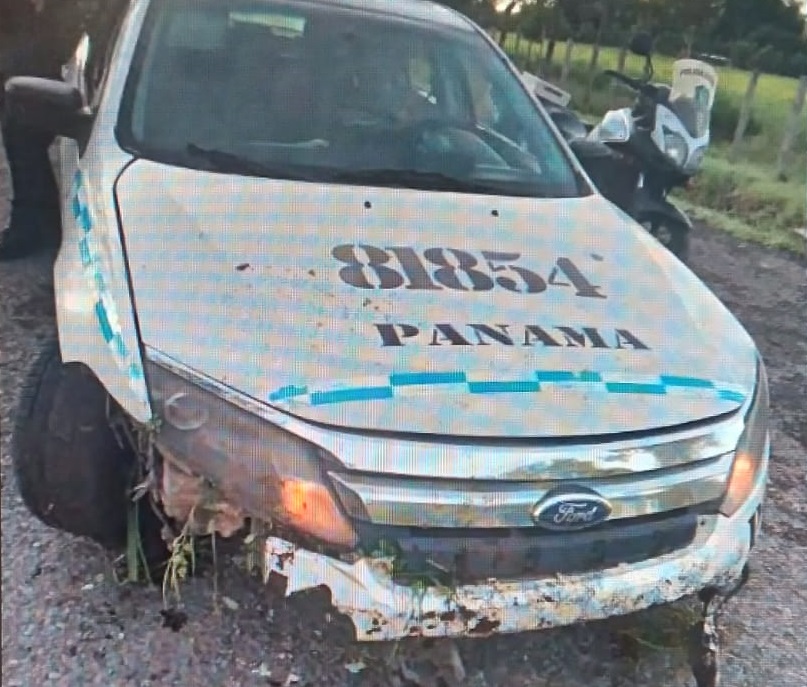 El vehiculo policial colisionó contra un objeto fijo. Foto: José Vásquez